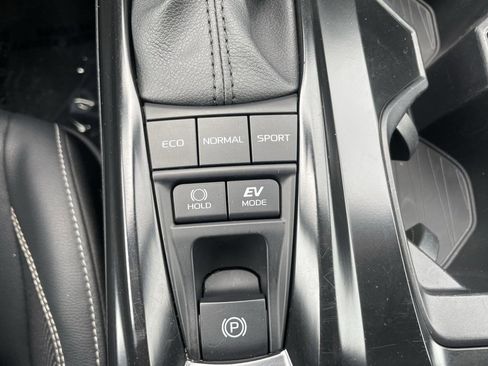 Used 2025 Toyota Camry SE image 14