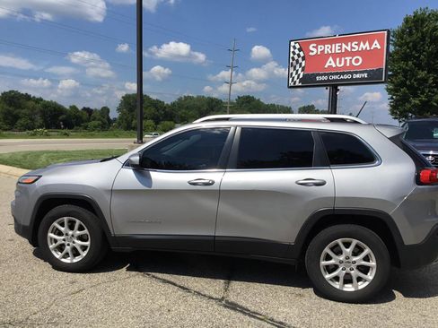 Used 2017 Jeep Cherokee Latitude w/ Trailer Tow Group AWD/4WD image 10