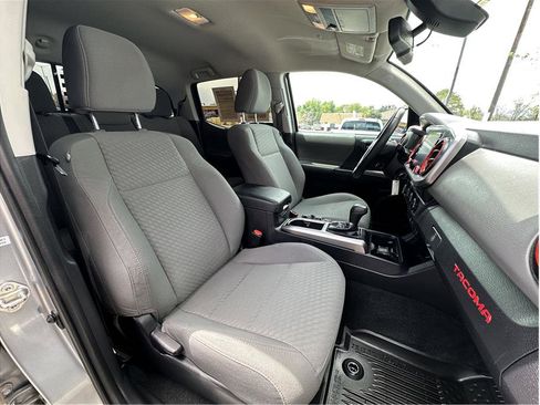 Used 2021 Toyota Tacoma SR5 w/ Technology Package AWD/4WD image 4