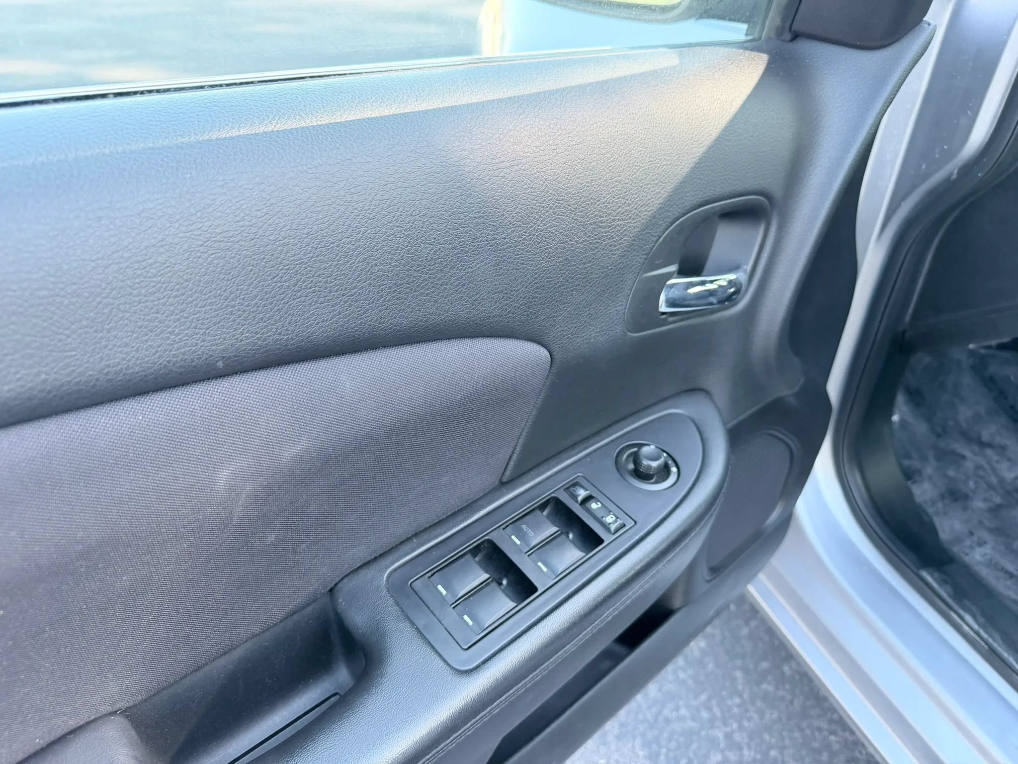 Used 2013 Chrysler 200 LX FWD image 17