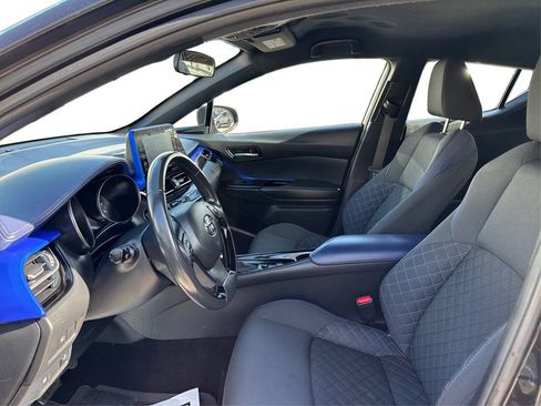 Used 2022 Toyota C-HR XLE image 9