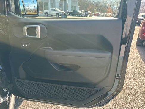 Used 2024 Jeep Gladiator Sport image 19