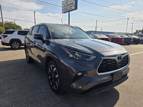 Used 2025 Toyota Highlander LE FWD image 4