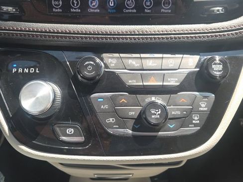 Used 2018 Chrysler Pacifica Limited w/ Advanced Safetytec Group FWD image 29