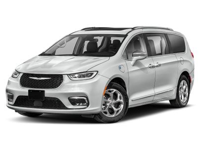 Used 2023 Chrysler Pacifica Limited w/ Uconnect Theater Family Group