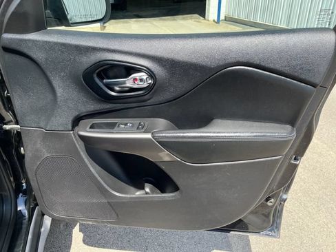 Used 2021 Jeep Cherokee Latitude Plus AWD/4WD image 37