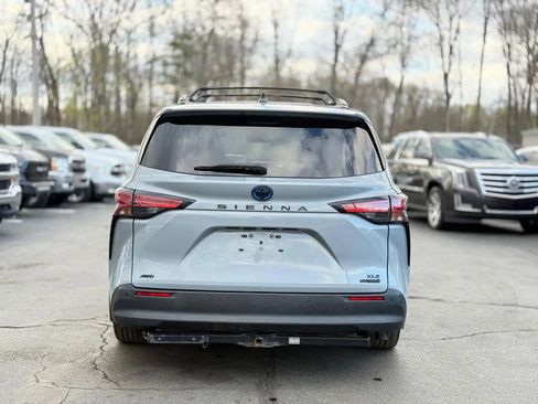 Used 2022 Toyota Sienna XLE Woodland Edition image 7