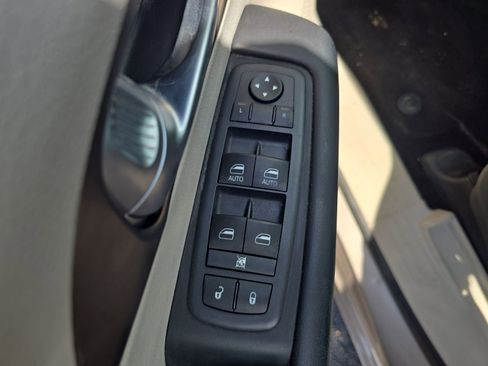 Used 2017 Chrysler Pacifica Touring FWD image 14