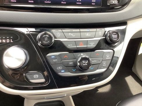 Used 2023 Chrysler Pacifica Touring-L image 33