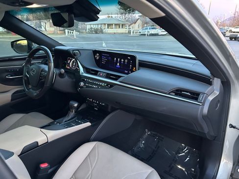 Used 2021 Lexus ES 300h Ultra Luxury image 28