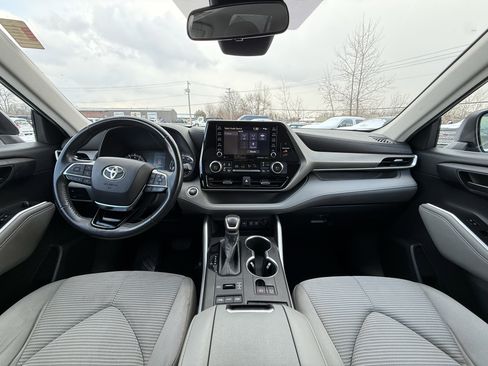 Used 2020 Toyota Highlander LE image 2