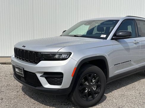 Used 2025 Jeep Grand Cherokee Altitude AWD/4WD image 2