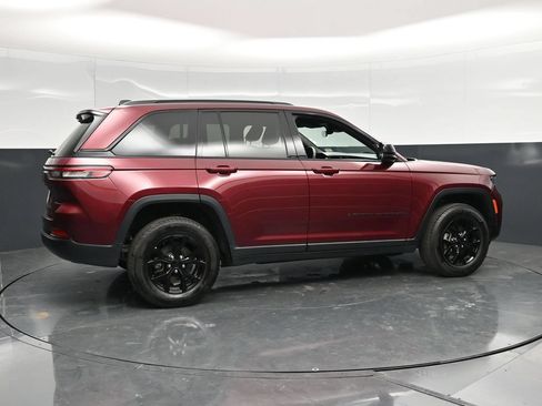 Used 2025 Jeep Grand Cherokee Altitude AWD/4WD image 3