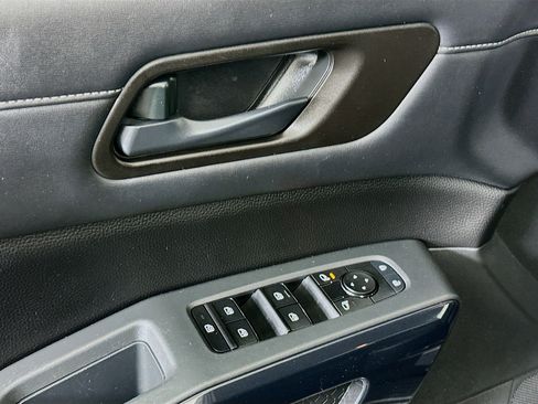 Used 2024 Nissan Pathfinder S image 15