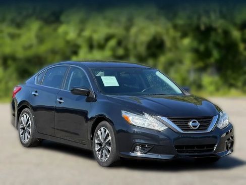 Used 2017 Nissan Altima 2.5 SV FWD image 1