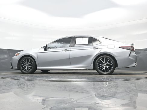 Used 2023 Toyota Camry SE image 29