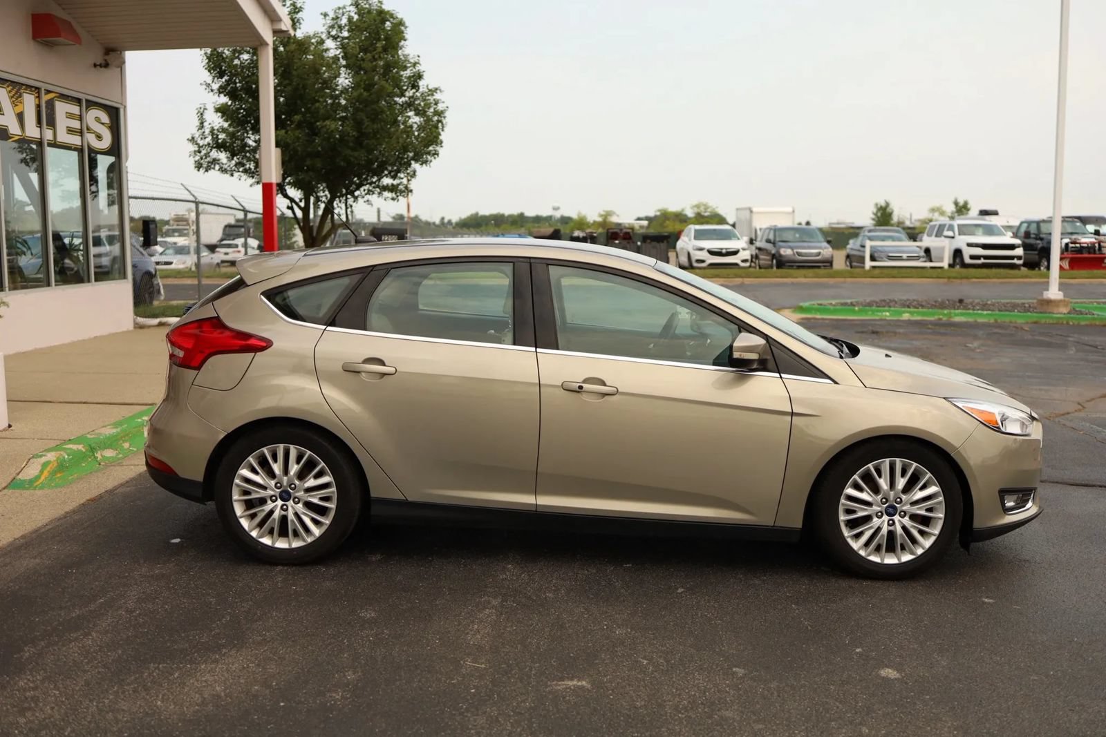 Used 2016 Ford Focus Titanium FWD image 4