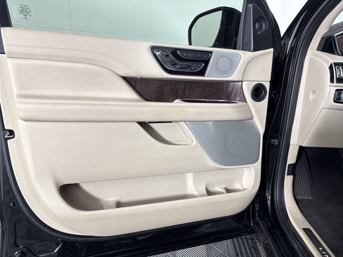 Used 2021 Lincoln Navigator Reserve image 11