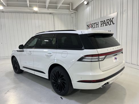 Used 2023 Lincoln Aviator Reserve w/ Equipment Group 201A image 3