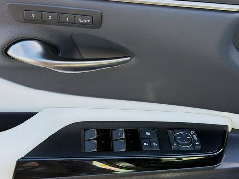 Used 2023 Lexus ES 350 F Sport w/ Accessory Package (Z2) image 23