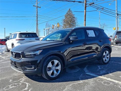 Used 2022 Volvo XC40 T5 Momentum image 3