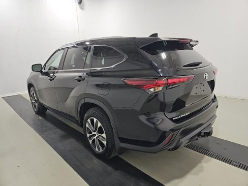 Used 2025 Toyota Highlander XLE AWD/4WD image 6