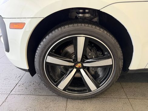 Certified 2025 Porsche Macan AWD/4WD image 10
