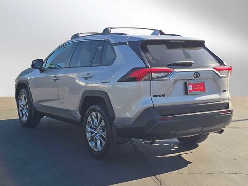 Used 2022 Toyota RAV4 XLE Premium image 5