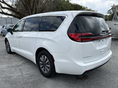 Used 2024 Chrysler Pacifica Select image 3