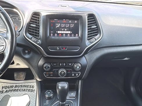 Used 2019 Jeep Cherokee Latitude Plus w/ Cold Weather Group AWD/4WD image 23
