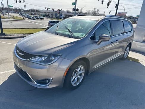 Used 2018 Chrysler Pacifica Touring-L Plus w/ Advanced Safetytec Group image 2