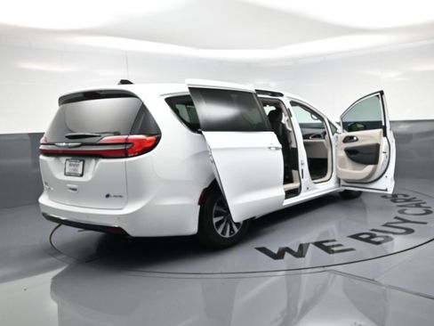 Used 2024 Chrysler Pacifica Limited FWD image 27