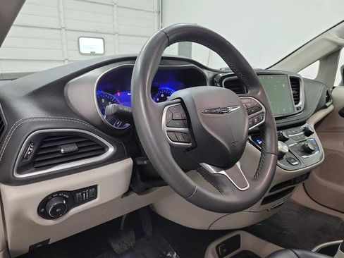 Used 2023 Chrysler Pacifica Touring-L image 22