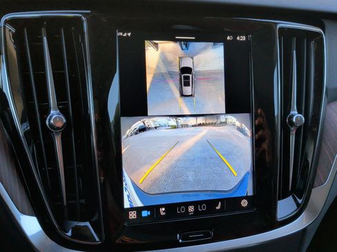 Used 2025 Volvo V60 B5 Cross Country Plus image 26