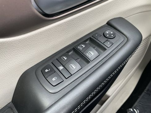 Used 2024 Chrysler Voyager LX image 24