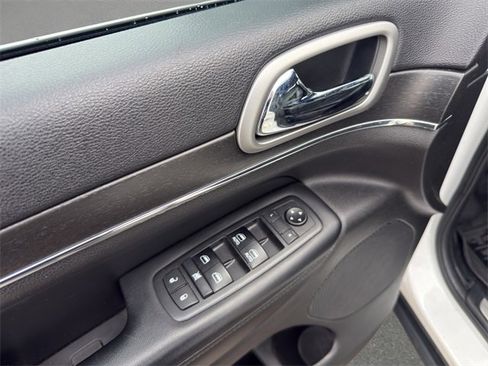 Used 2018 Jeep Grand Cherokee Limited w/ Luxury Group II image 12