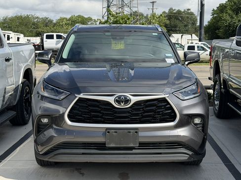 Used 2021 Toyota Highlander XLE FWD image 2