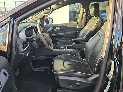 Used 2025 Chrysler Pacifica Limited image 4