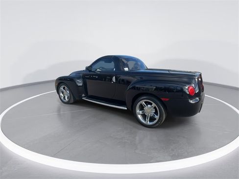 Used 2004 Chevrolet SSR w/ Preferred Equipment Group image 2