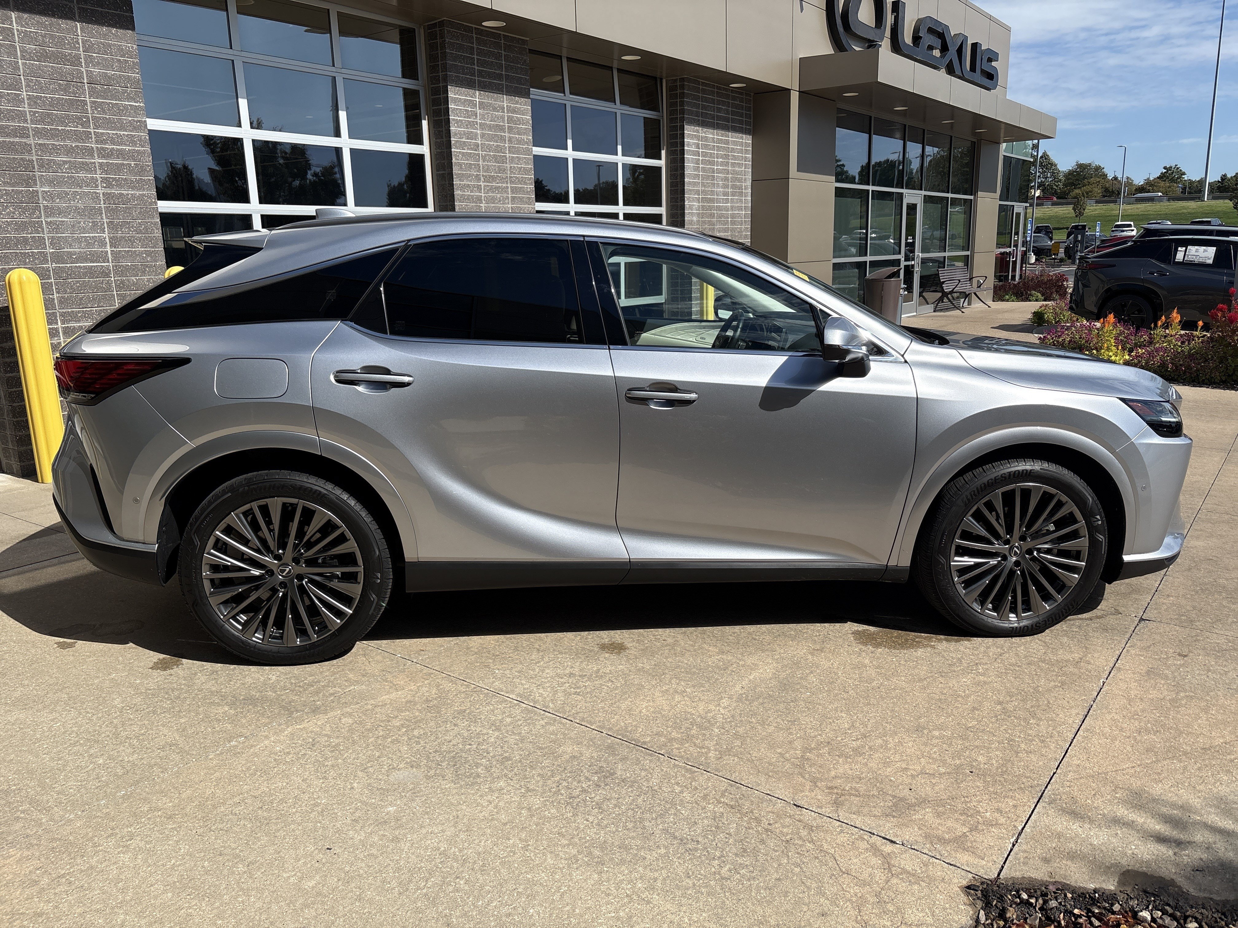 Used 2025 Lexus RX 450h AWD w/ Convenience Package image 31