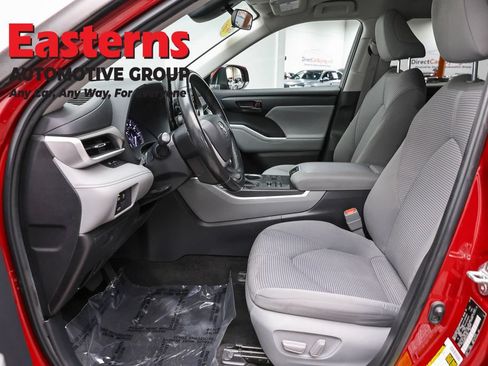 Used 2023 Toyota Highlander LE AWD/4WD image 13