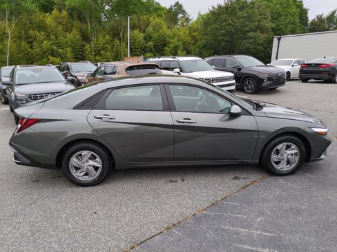 New 2026 Hyundai Elantra SE FWD image 8