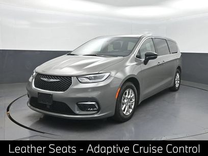 Used 2025 Chrysler Pacifica Select