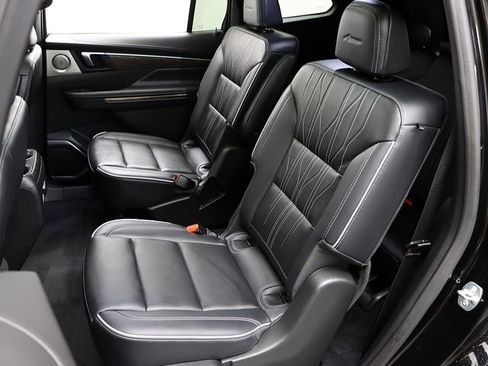 Certified 2025 Buick Enclave Avenir image 11