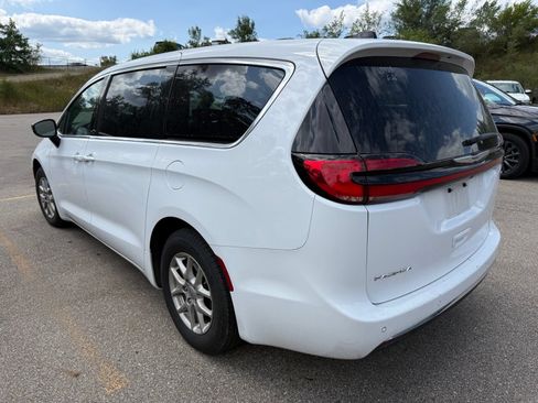 Used 2025 Chrysler Pacifica Select FWD image 4
