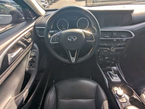 Used 2018 INFINITI QX30 image 3