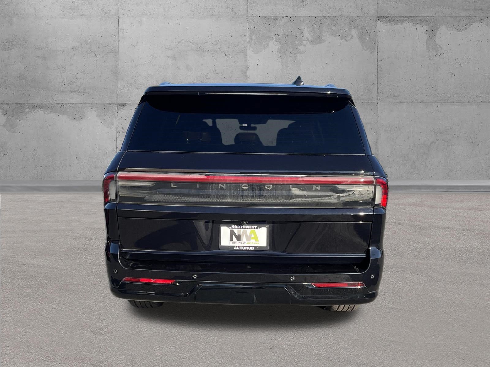 Used 2025 Lincoln Navigator Reserve AWD/4WD image 4