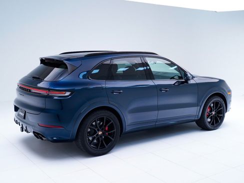 Used 2025 Porsche Cayenne S image 9