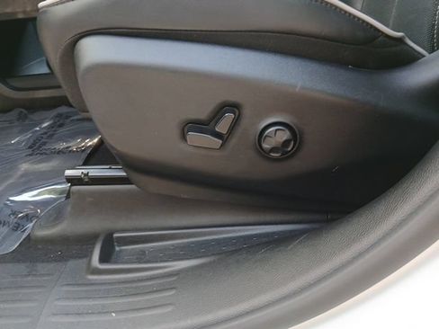 Used 2025 Chrysler Pacifica Limited FWD image 33