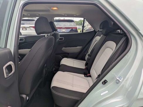 Used 2025 Hyundai Venue SEL FWD image 13